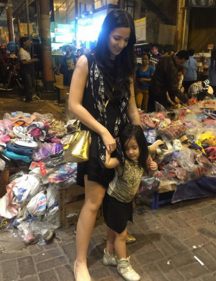 Foto-Foto Cantik Nia Ramadhani Hamil Anak Ke-2, Tetap Hot Badai !!
