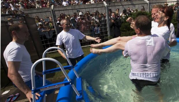 Melihat Ritual Pembaptisan Jemaah Saksi Yehuwa