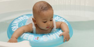 Mengajarkan Berenang Sejak Bayi