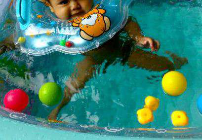Mengajarkan Berenang Sejak Bayi