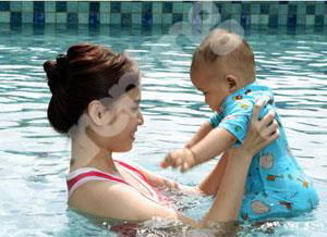 Mengajarkan Berenang Sejak Bayi