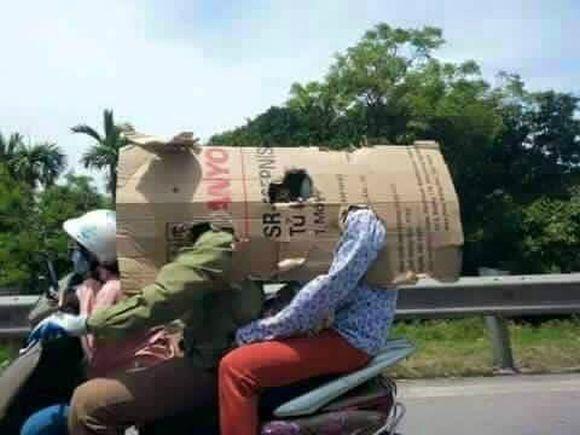 Cara Cerdik Tapi Konyol Orang Vietnam Menghindari Sengatan Terik Panas Matahari