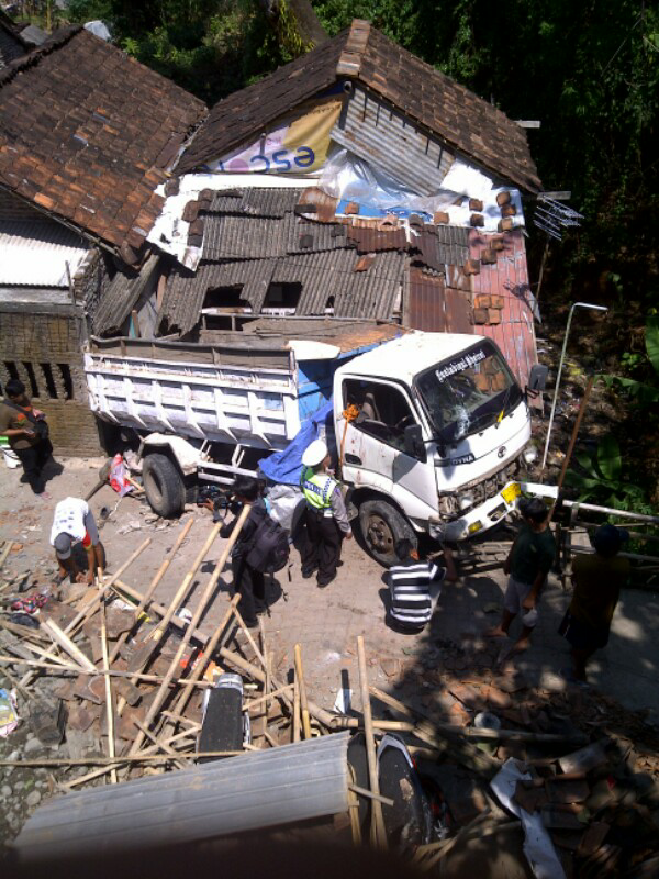 Supir Lalai , Akibatkan Beberapa Fasilitas rusak &amp; Warga Cedera