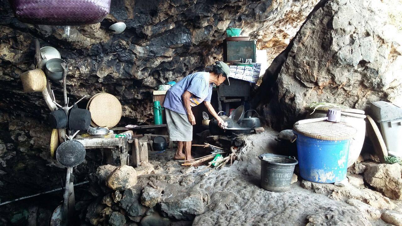 &#91;DAERAH YOGYA MASUK&#93; PRIHATIN, Nenek hidup di gua sebatangkara bersama anjingnya