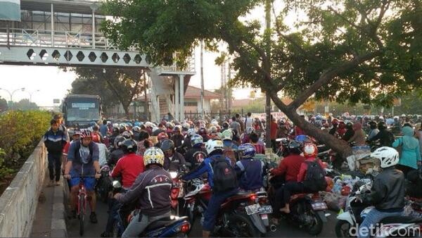 &#91;BIPemotor Lawan Arus Berkuasa di Dekat Stasiun Pasar Minggu, Macet Menghadang