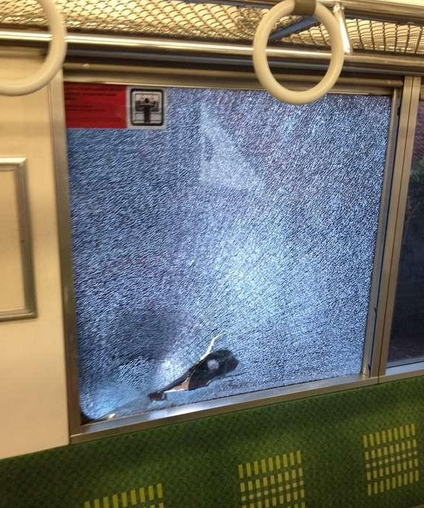 KRL Dilempari Batu, PT KCJ: Warga Pinggir Rel Sadar Anak Tak Boleh Main Dekat Rel