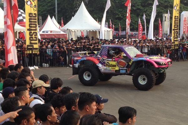 &#91;GANAS&#93; Gajah Monster: Mobil Gede Yang Bisa Terbang 