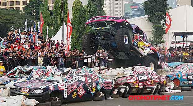 &#91;GANAS&#93; Gajah Monster: Mobil Gede Yang Bisa Terbang 