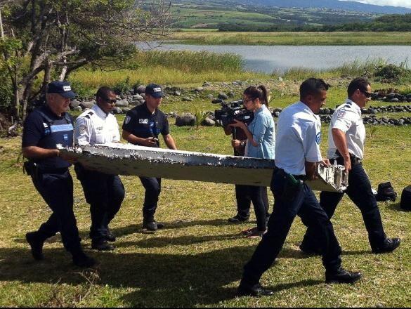 MISTERI MH370 : Puing Pesawat MH370 Ditemukan di Pulau Reunion Samudra Hindia