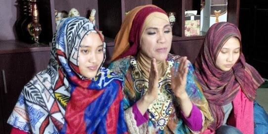 Putri Dorce gamalama tak masalah punya ibu transgender