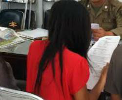 Menginap Di Rumah Janda, Oknum Polisi Ini Digerebek Warga...