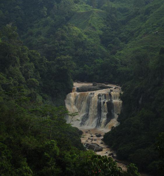 Yang suka Travelling masuk, Air Terjun Indonesia yang Jarang Dikunjungi Orang