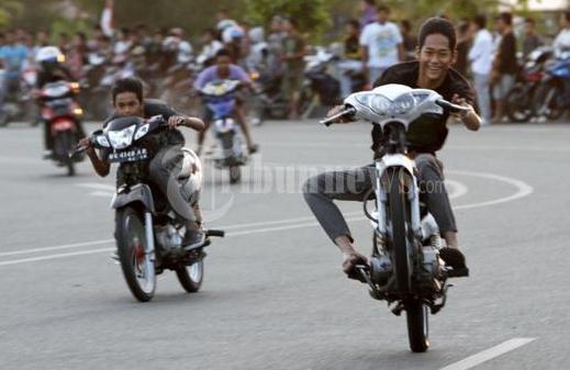 Seorang polisi bertanya &quot;Lewat siapa?&quot; bisa dapet SIM