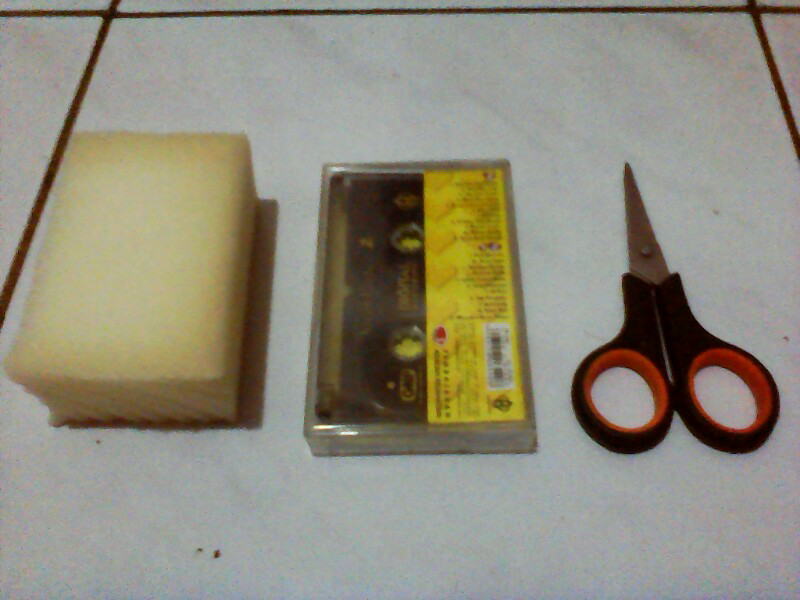 (DIY) Buat stand holder smartphones dari bekas tutup kaset