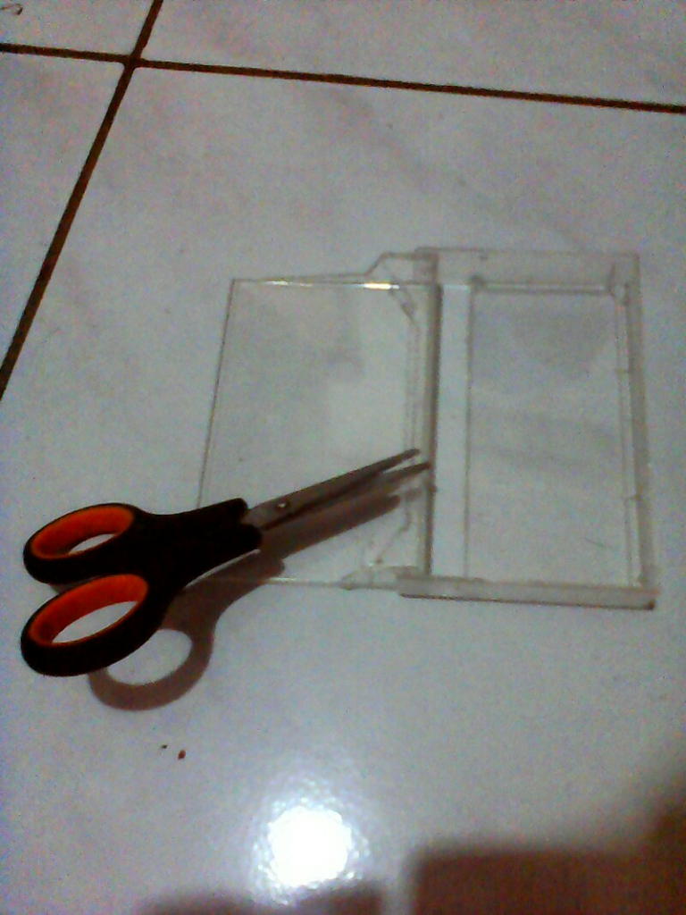 (DIY) Buat stand holder smartphones dari bekas tutup kaset