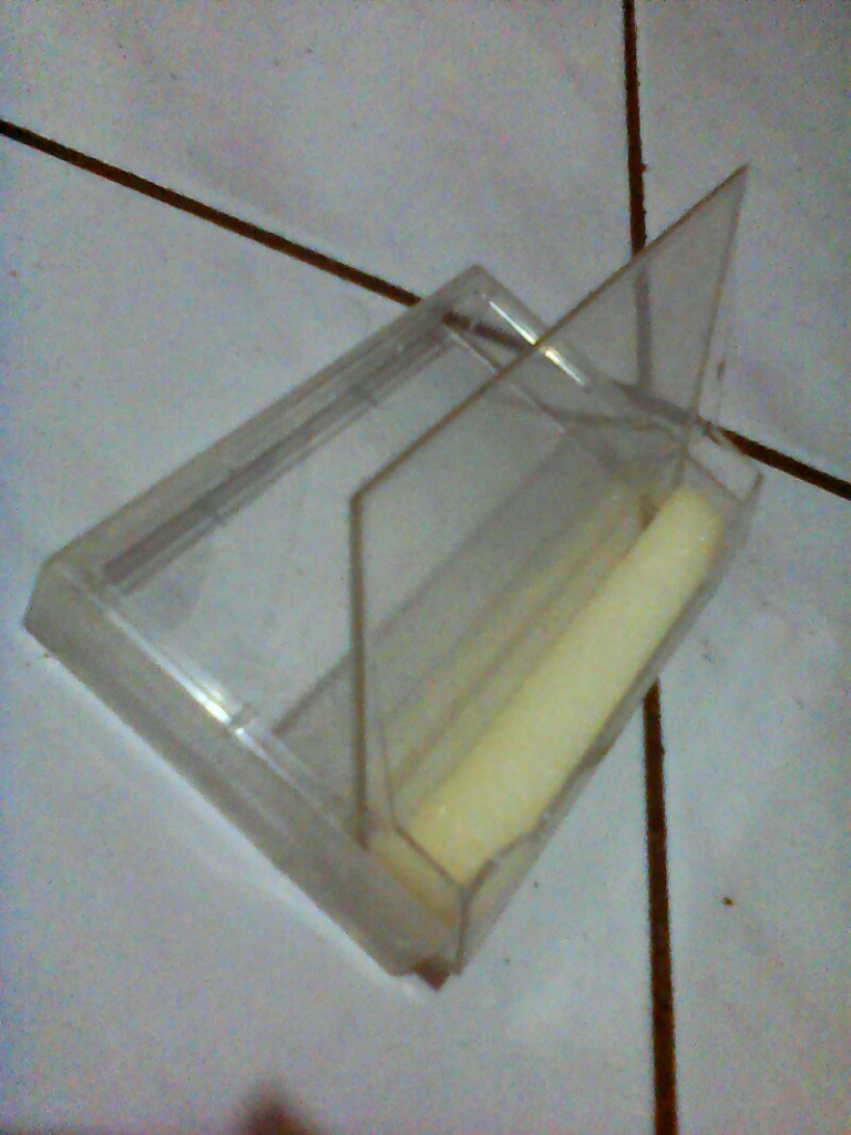 (DIY) Buat stand holder smartphones dari bekas tutup kaset