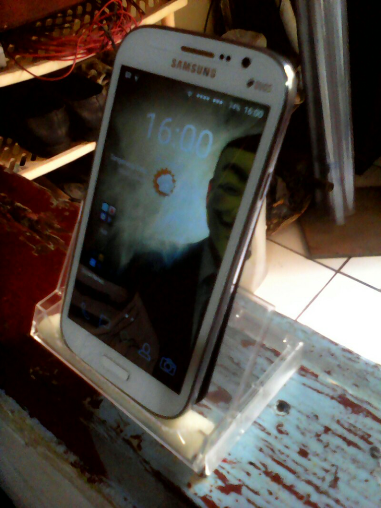 (DIY) Buat stand holder smartphones dari bekas tutup kaset