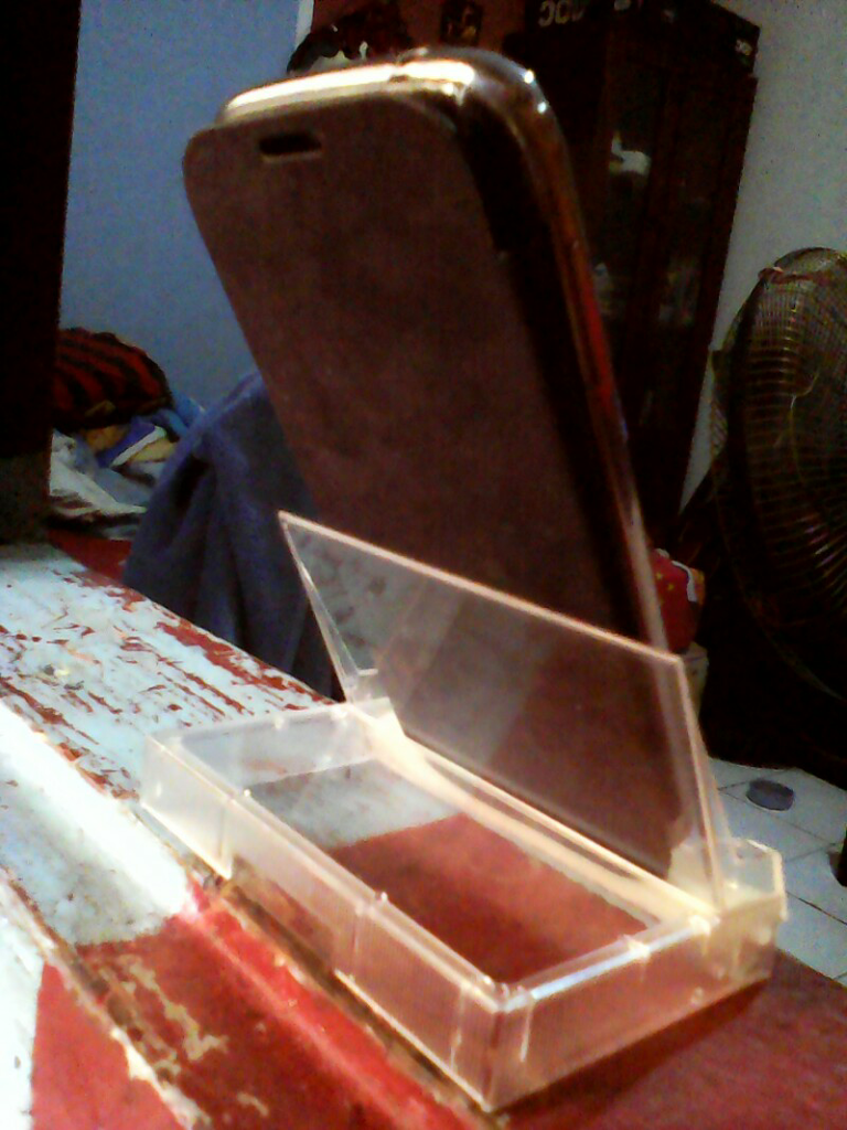(DIY) Buat stand holder smartphones dari bekas tutup kaset