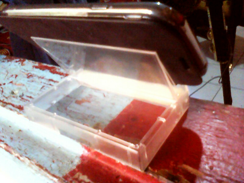 (DIY) Buat stand holder smartphones dari bekas tutup kaset
