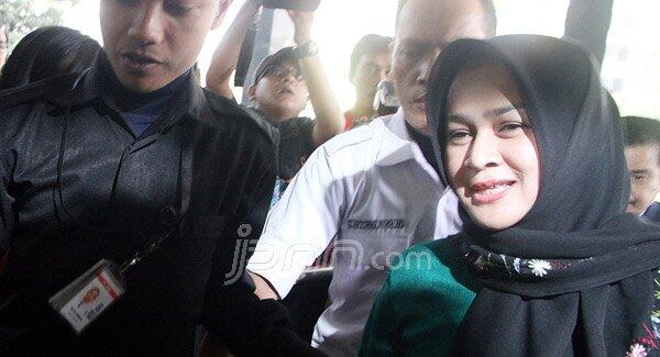 (SUDAH BIASA TIDUR DIMASJID ) Gubernur Sumut dan Istri Cantiknya Terancam Tak Pulang