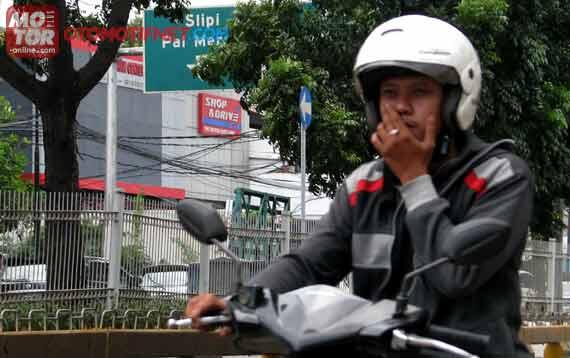 WOY, BUAT LO YANG NGEROKOK LAGI NAIK MOTOR, MASUK KEMARIH!