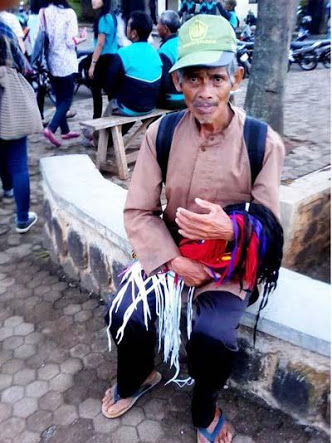 Pemuda Tapi Malas Kerja?! Nih Tengok Sang Kakek Tua!