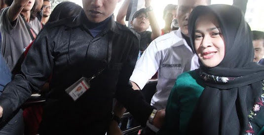 Istri tua dan istri muda gubernur gatot