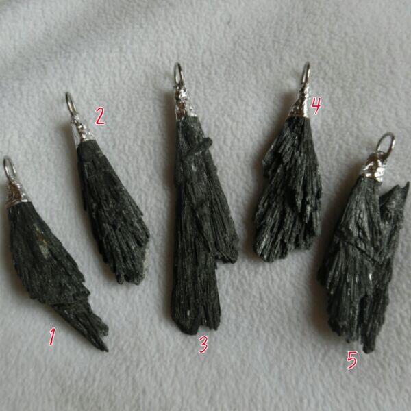 Liontin batu black kyanite