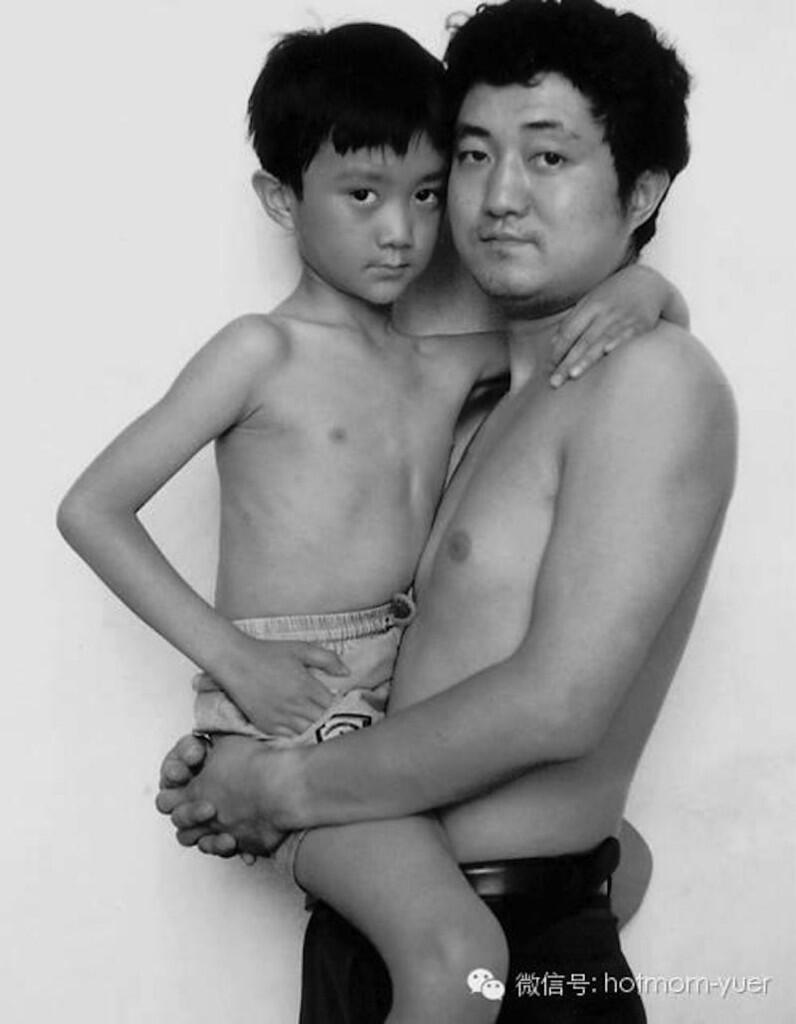 Kebayang Gak Sih, Ayah-Anak Ini Berfoto Selama 27 Tahun !