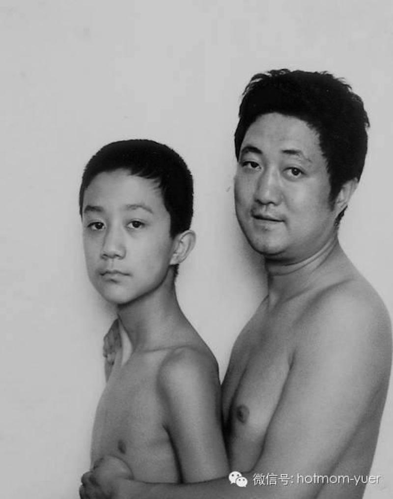 Kebayang Gak Sih, Ayah-Anak Ini Berfoto Selama 27 Tahun !
