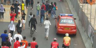 &#91;preman jalanan&#93; Mobil Polisi Terobos &quot;Car Free Day&quot;