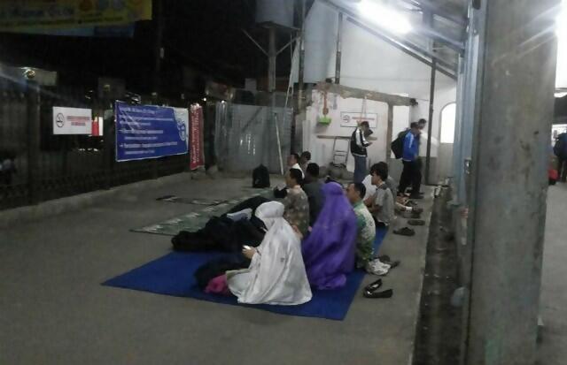 Mushalla Stasiun Sempit, Penumpang KRL Shalat di Peron