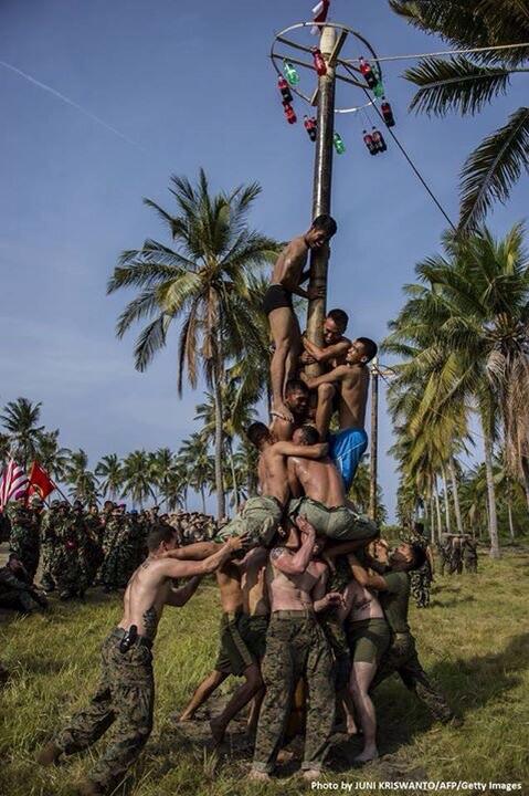 &#91;Full Pic&#93;Lucunya Marinir TNI AL tantang Marinir AS lomba panjat pinang