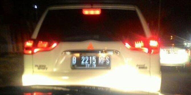 Mobil pejabat ini ugal-ugalan di jalan sampai acungkan jari tengah