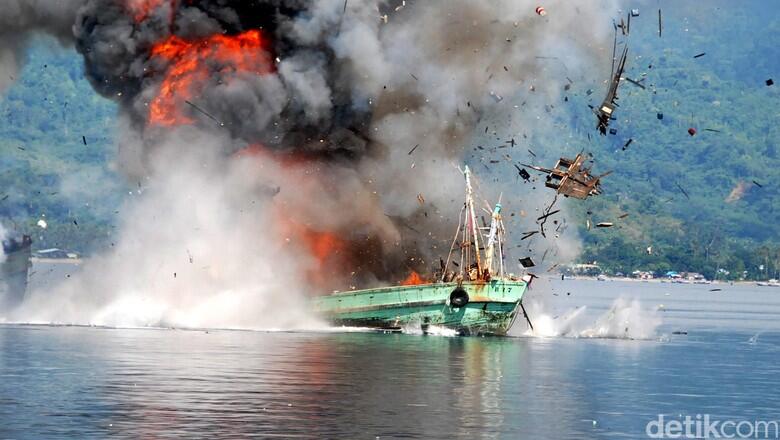HUT RI 17 Agustus, TNI AL Bakar-Bakaran 70 Kapal Ilegal.