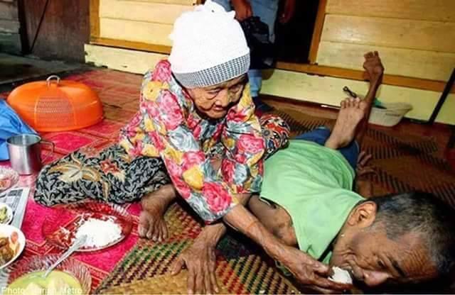 Cinta Seorang Ibu Yang Luar Biasa Dari Indonesia ( Mewek Gan, Pic++ )