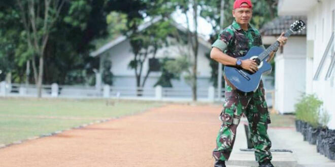 Pengamen Pasar Bertopi Merah di Sinetron Preman Pensiun Ternyata Kopassus Loh Gan!!