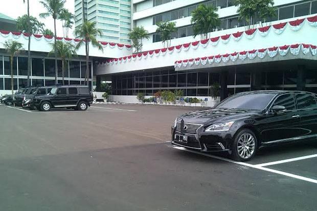 (Tebak Milik Siapa) Lexus B 1 PDI Terparkir Sejajar dengan Mobil Jokowi 