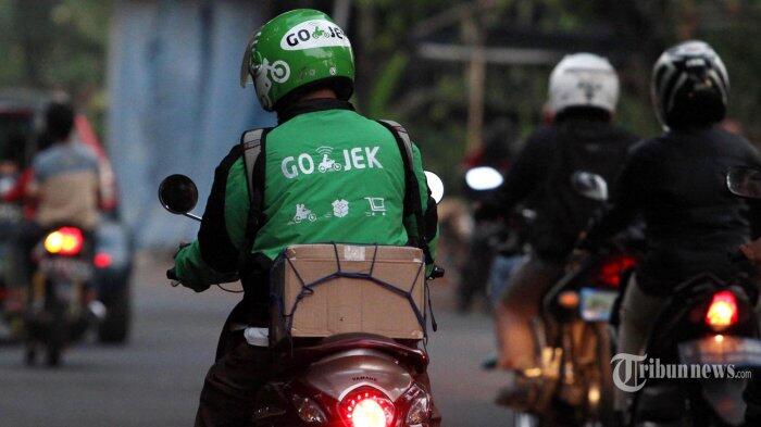 Sopir GoJek Dipukul Pengendara Mobil di Depan Mal Citraland