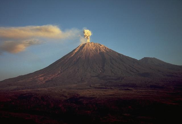 AGUSTUS KELABU DI GUNUNG SEMERU