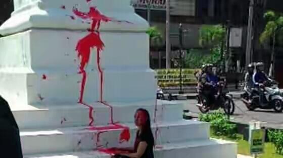 Lagi kesel, bule asal ceko ini nyiram cat ke tugu yogya!