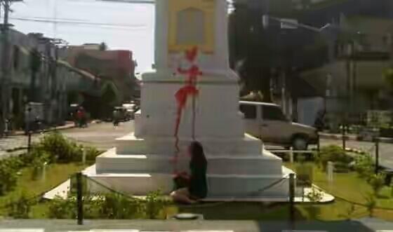 Lagi kesel, bule asal ceko ini nyiram cat ke tugu yogya!