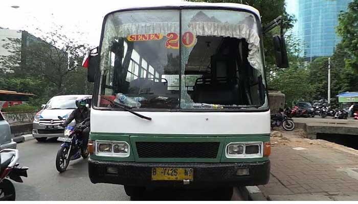 &#91;Akibat salahminumobat&#93; Sudah Tidak Bayar Ongkos, Puluhan Pelajar Rusak Bus Kopaja