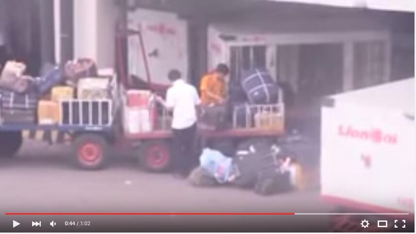Ini cara penanganan bagasi pesawat anda (Wajar kalo koper+isinya bisa rusak)