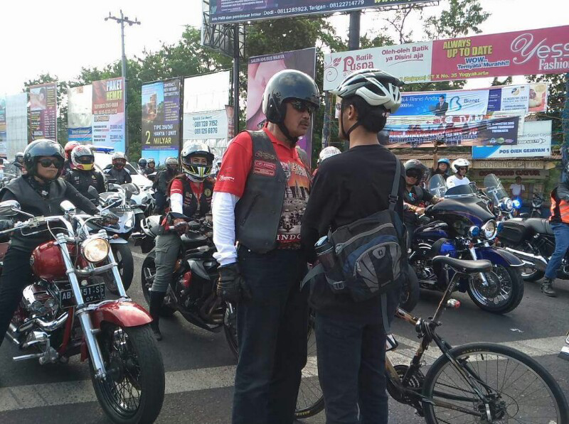 Aksi Orang Bersepeda Hadang Konvoi Motor Harley