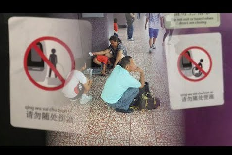 Ortu mengizinkan, 2 anak buang air besar di Kabin Pesawat