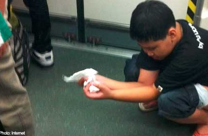 Ortu mengizinkan, 2 anak buang air besar di Kabin Pesawat