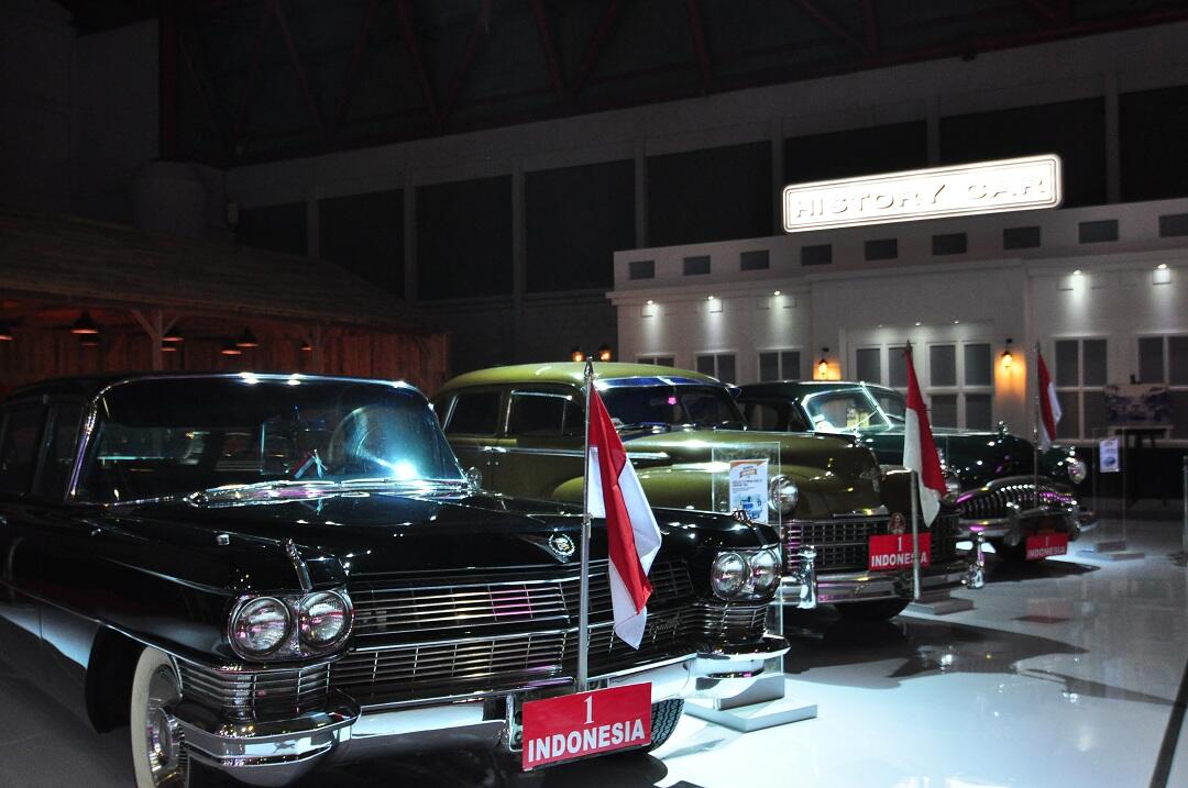 Mobil Kepresidenan RI (jadoel) Hadir di IIMS 2015