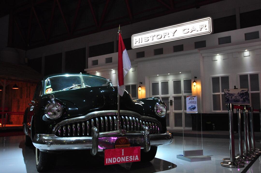 Mobil Kepresidenan RI (jadoel) Hadir di IIMS 2015