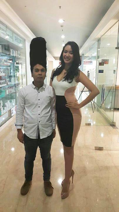 Raditya Dika bilang ada yang salah dengan foto ini , ada yang mau bantu benerin g' ?